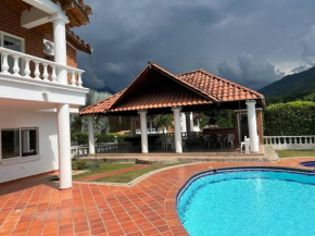 Alegre villa de verano con piscina